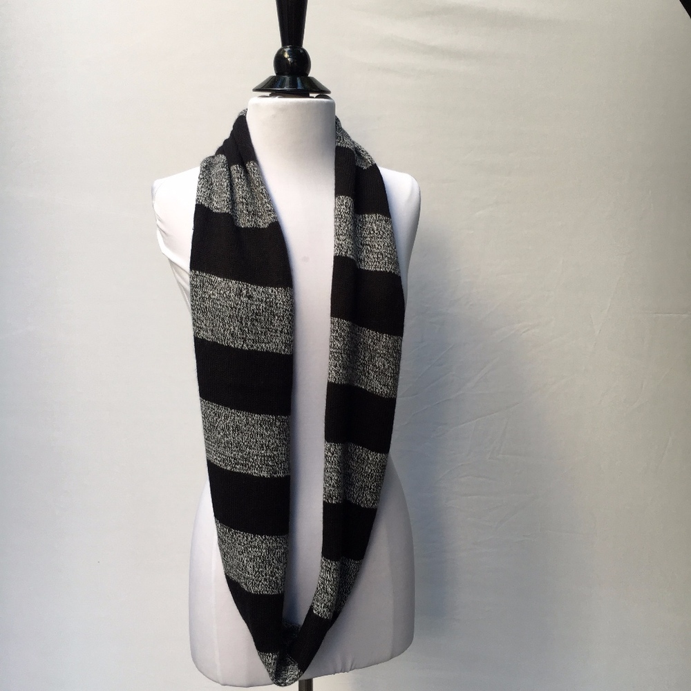 INFINITY Black & White Scarf